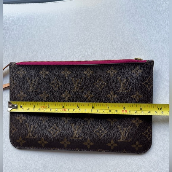 Authentic Louis Vuitton pouch/wrislet in excellent condition - Picture 8 of 10